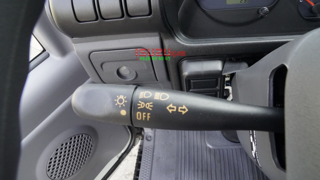 xe-isuzu-2t7-thung-bat-noi-that-thung-kin-isuzu-1t9