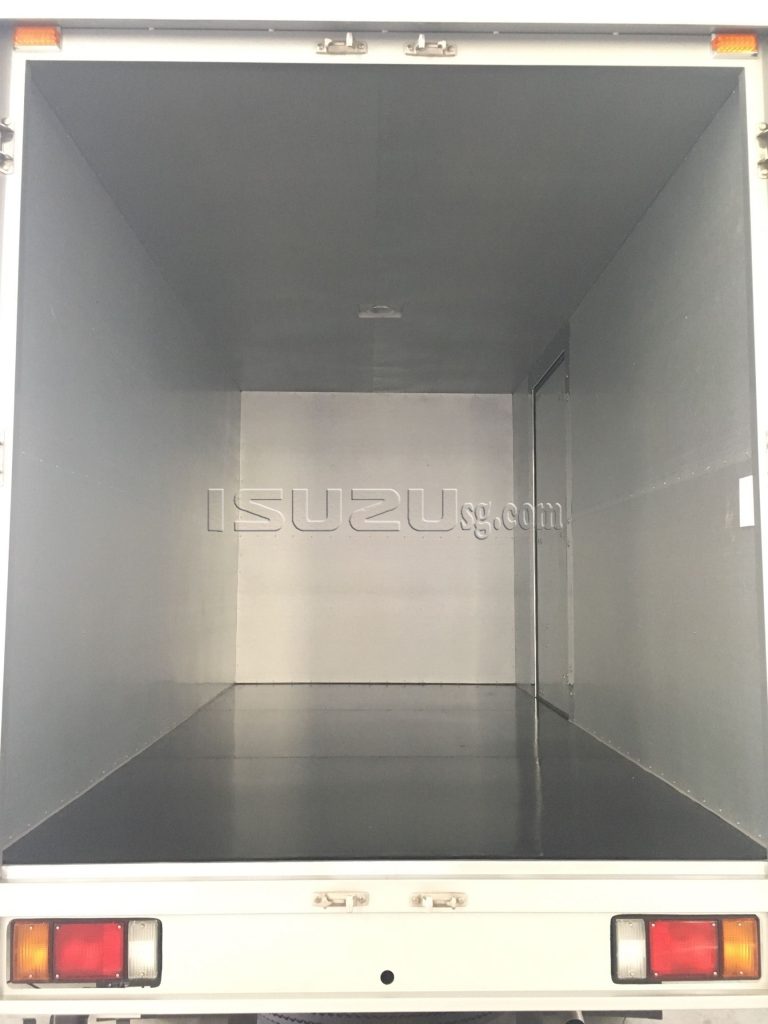 Xe Tải ISUZU QKR230 Thùng Kín Tải Trọng 2T4