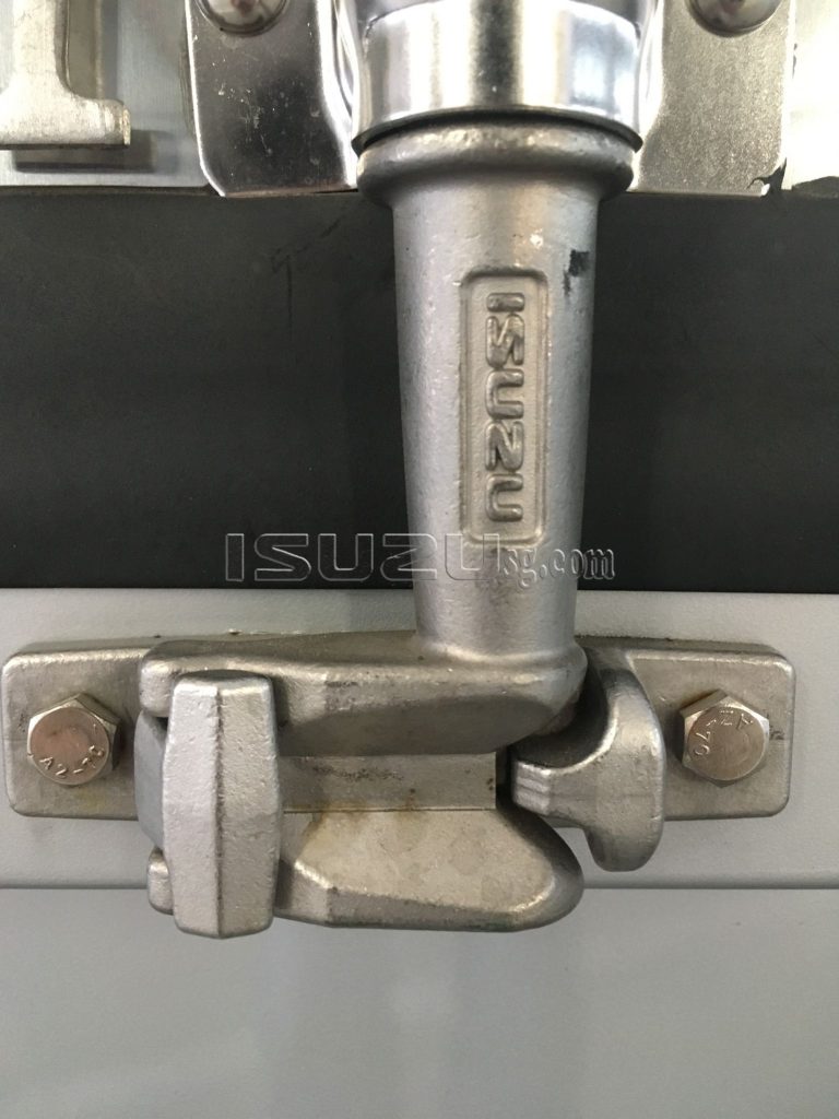 Xe Tải ISUZU QKR230 Thùng Kín Tải Trọng 2T4