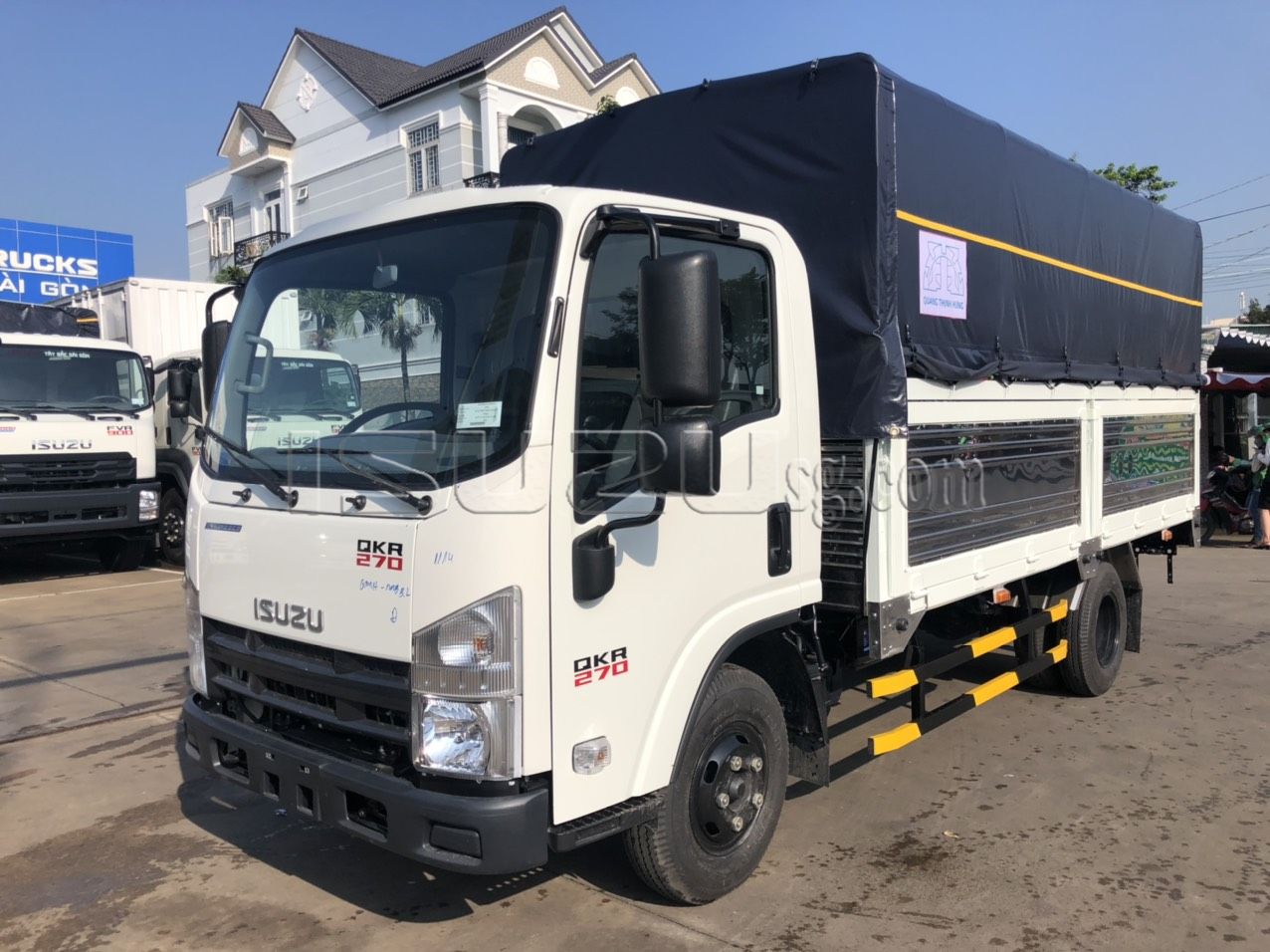 Xe tải ISUZU QKR270 Đầu Vuông thùng mui bạt 2T4