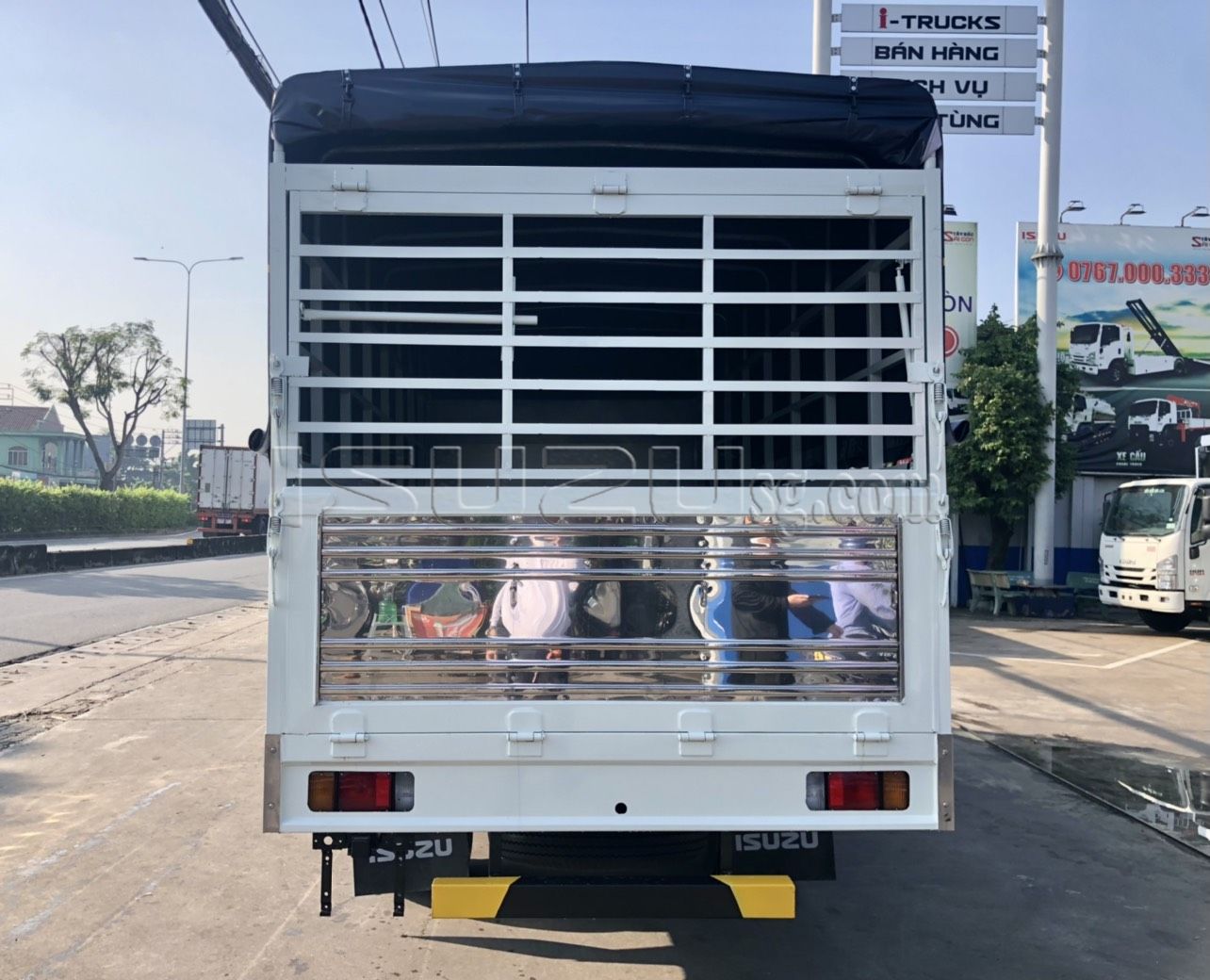 Xe tải ISUZU QKR270 Đầu Vuông thùng mui bạt 2T4