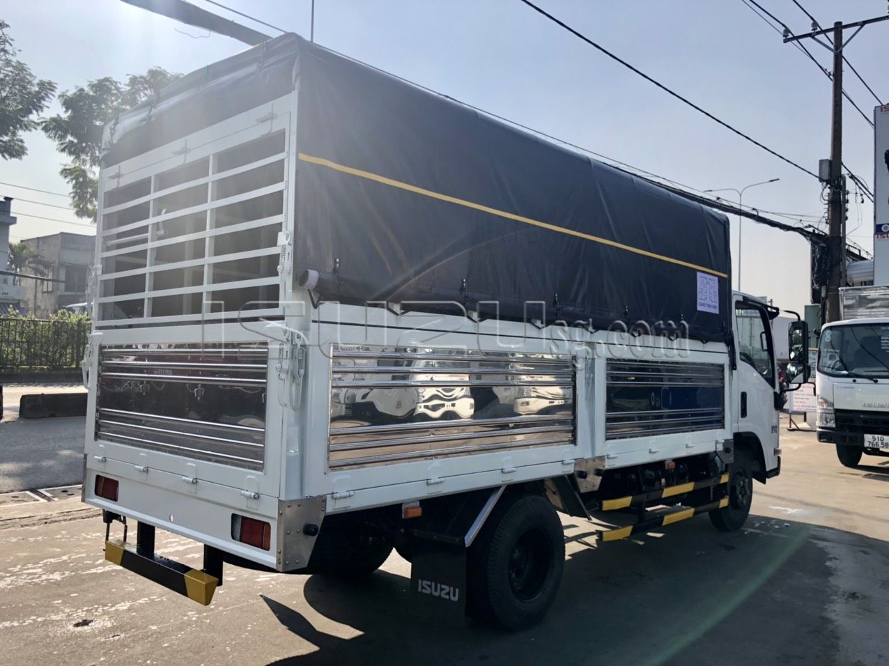 Xe tải ISUZU QKR270 Đầu Vuông thùng mui bạt