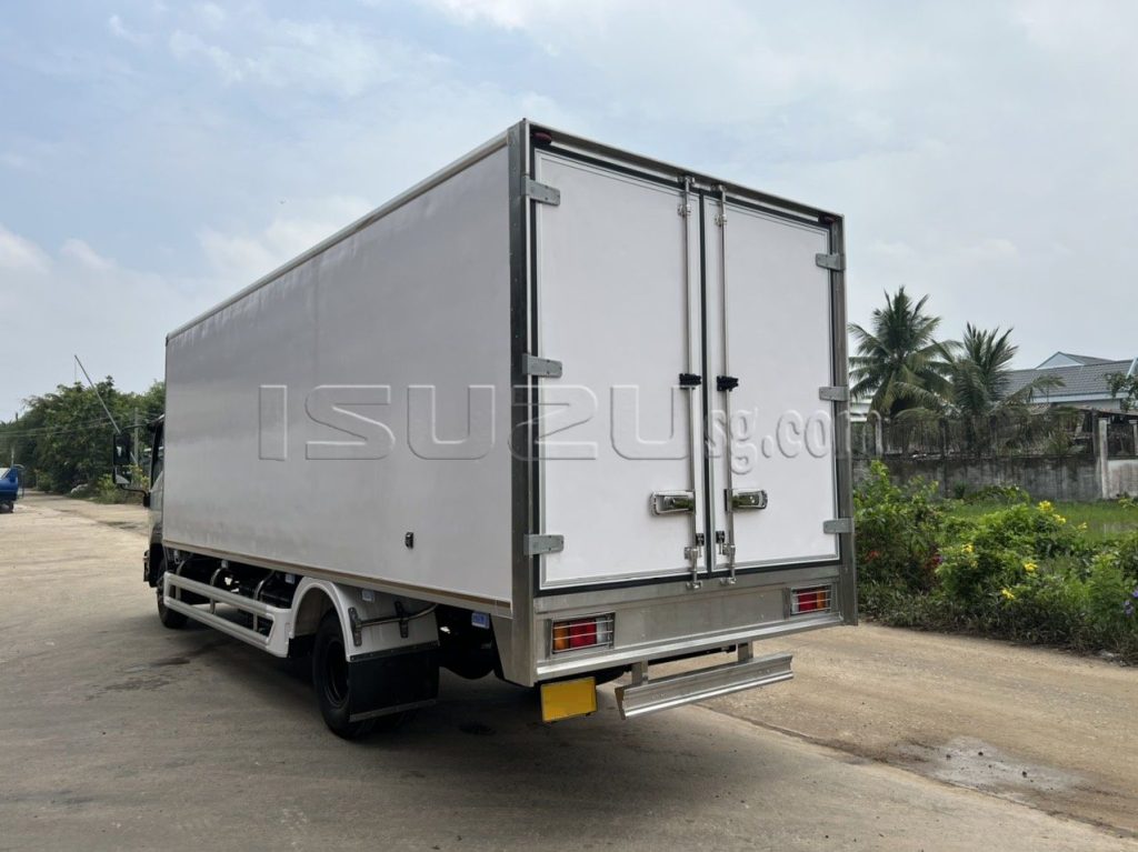 ISUZU FRR650 THÙNG KÍN COMPOSITE TẢI 6500KG – THÙNG ĐÓNG TẠI GARAGE LƯỢM