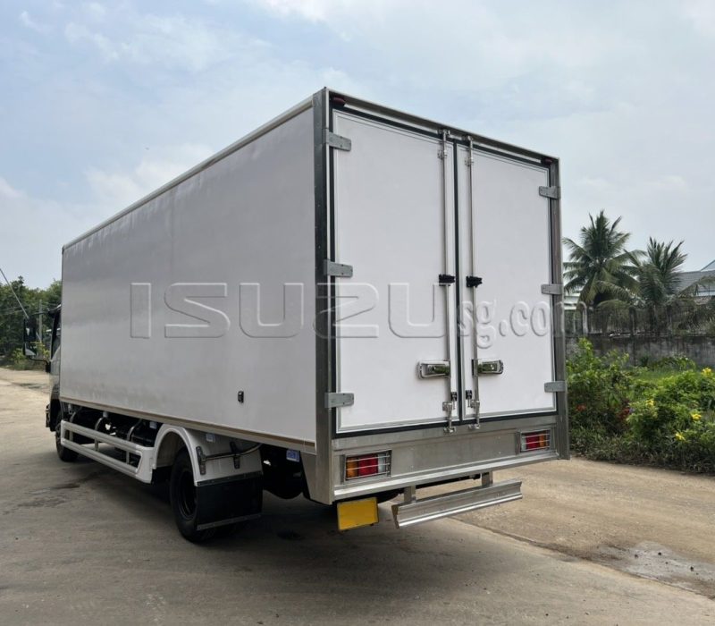 ISUZU FRR650 THÙNG KÍN COMPOSITE TẢI 6500KG – THÙNG ĐÓNG TẠI GARAGE LƯỢM